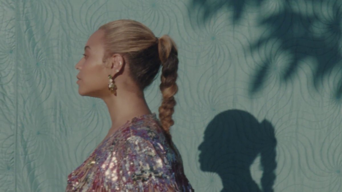 Beyonce Shows Off Her Natural Hair Bts Vogue Toya Z World