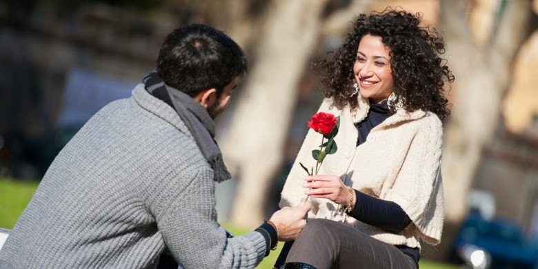 Cara Romantis Melamar Pasangan dengan Bertekuk Lutut