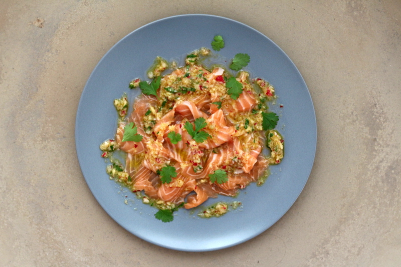 Lachscarpaccio mit Ingwer-Radieschen-Vinaigrette und Koriander