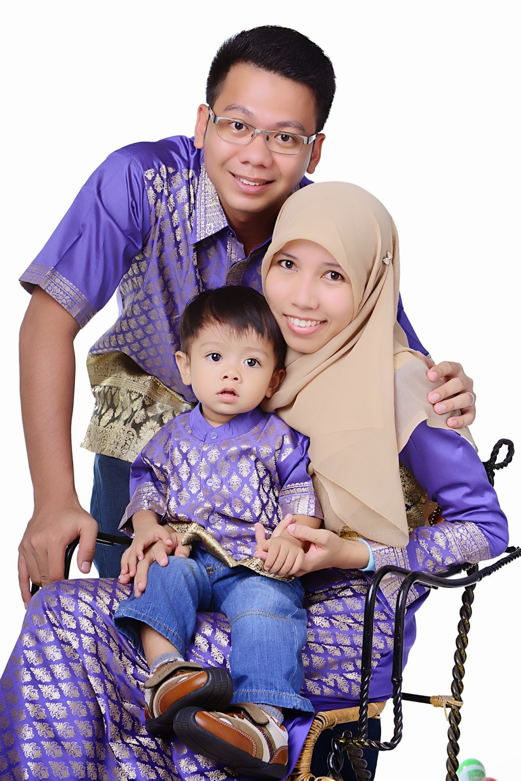 Warna Waktu Photo Keluarga Faiz Mainin Powerbank Sambil Lihat Cecek