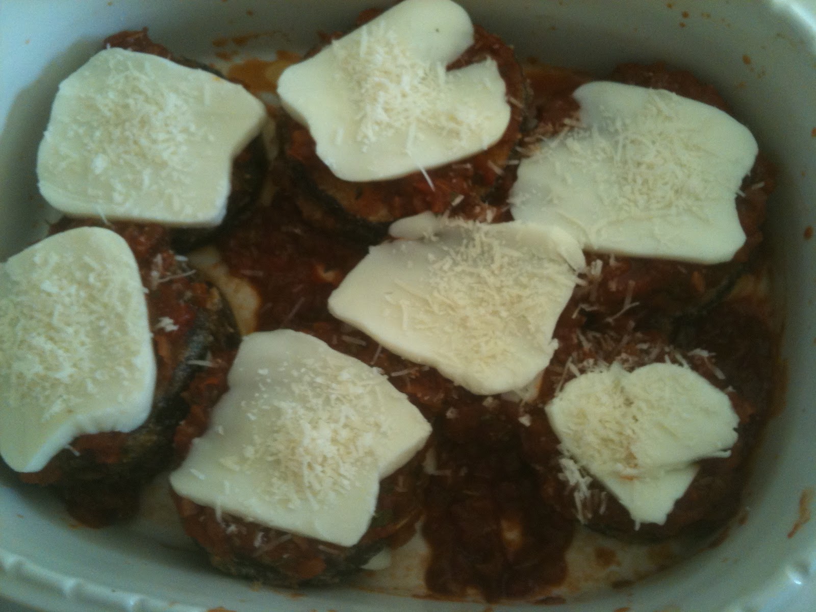 Hiidenuhman keittiössä Parmesaanimunakoiso ja marinarakastike