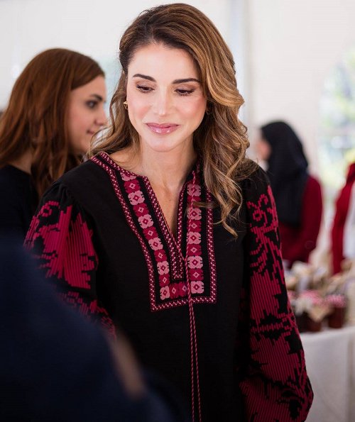 Queen Rania visited the Jordanian Association for Human Development in Jerash. Queen Rania wore Talitha Salma embroidered blouse.