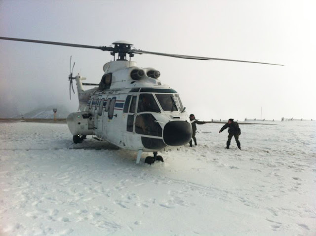 La nieve obliga a relevar al personal del EVA 12 mediante helicóptero.