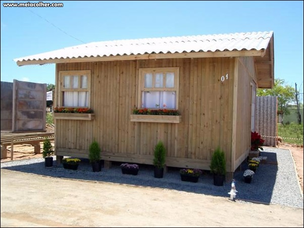 uma pequena casa de madeira