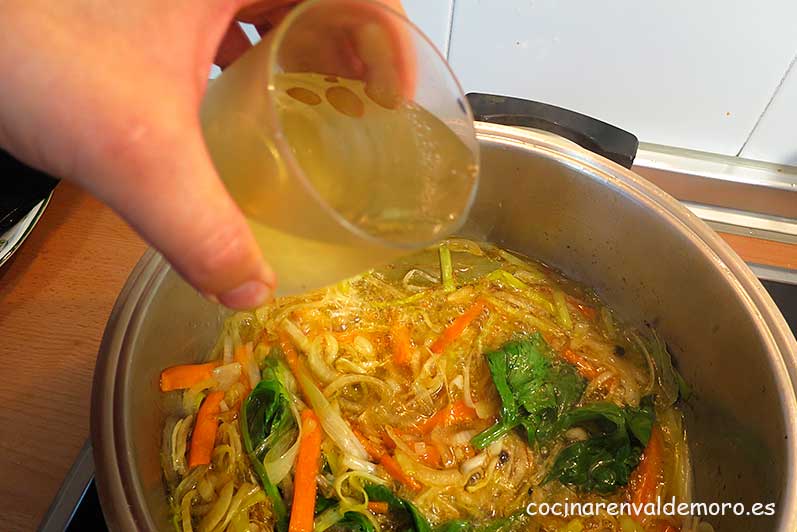 Echando el vino y el vinagre a las verduras