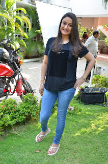 Tamil Actress Sonia Agarwal Pos in Denim Jeans at Unnaal Ennaal Movie Shooting Spot  0010