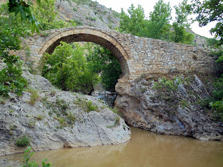 πέτρινο γεφύρι Σάνδρυμος στους Πύργους