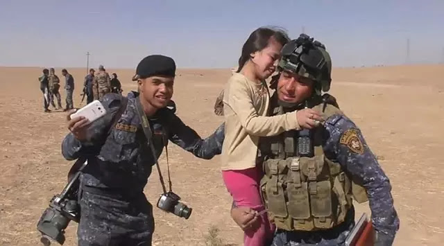 MasyaAllah! Gadis Cilik Ini Ingin Cium Kaki Prajurit Irak yang Menyelamatkannya dari ISIS