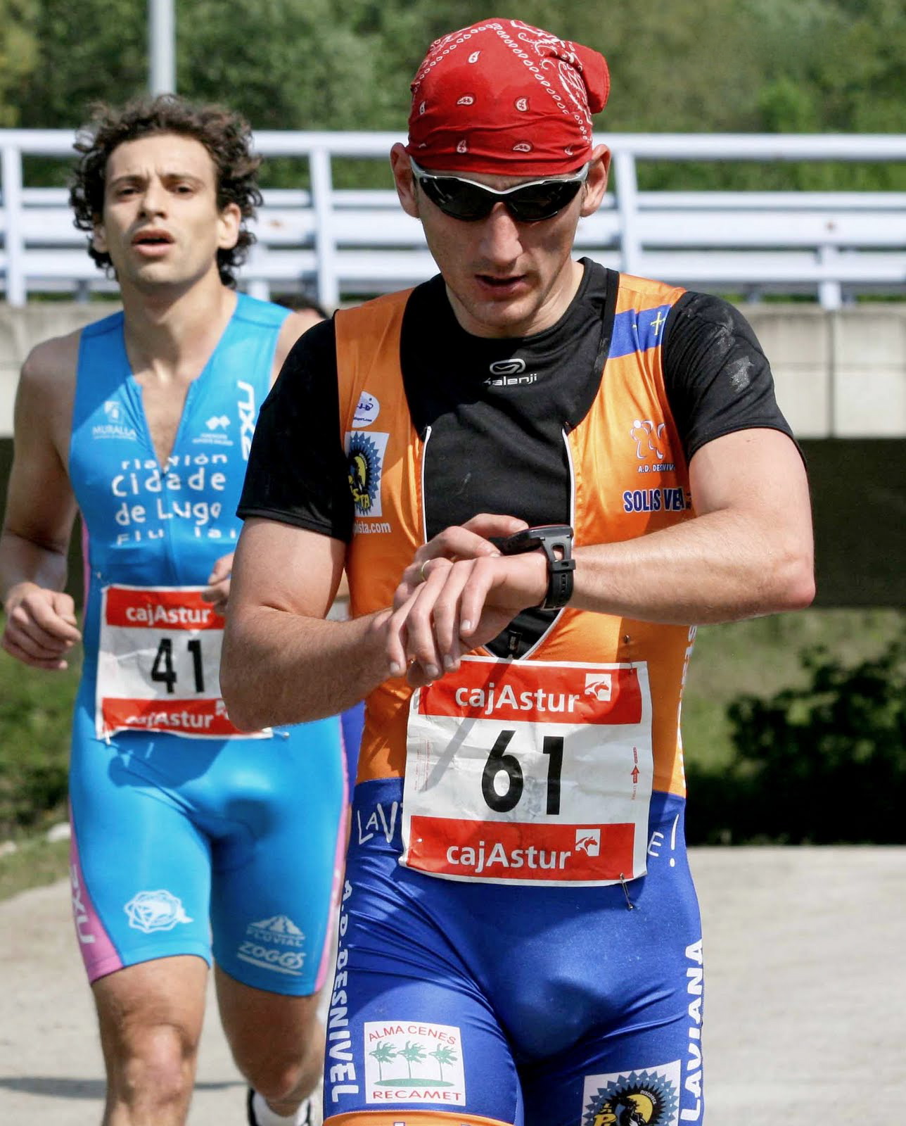 Парни в велосипедках. Парень в велосипедках обспускался. Спортсмен с сумкой. Bulge