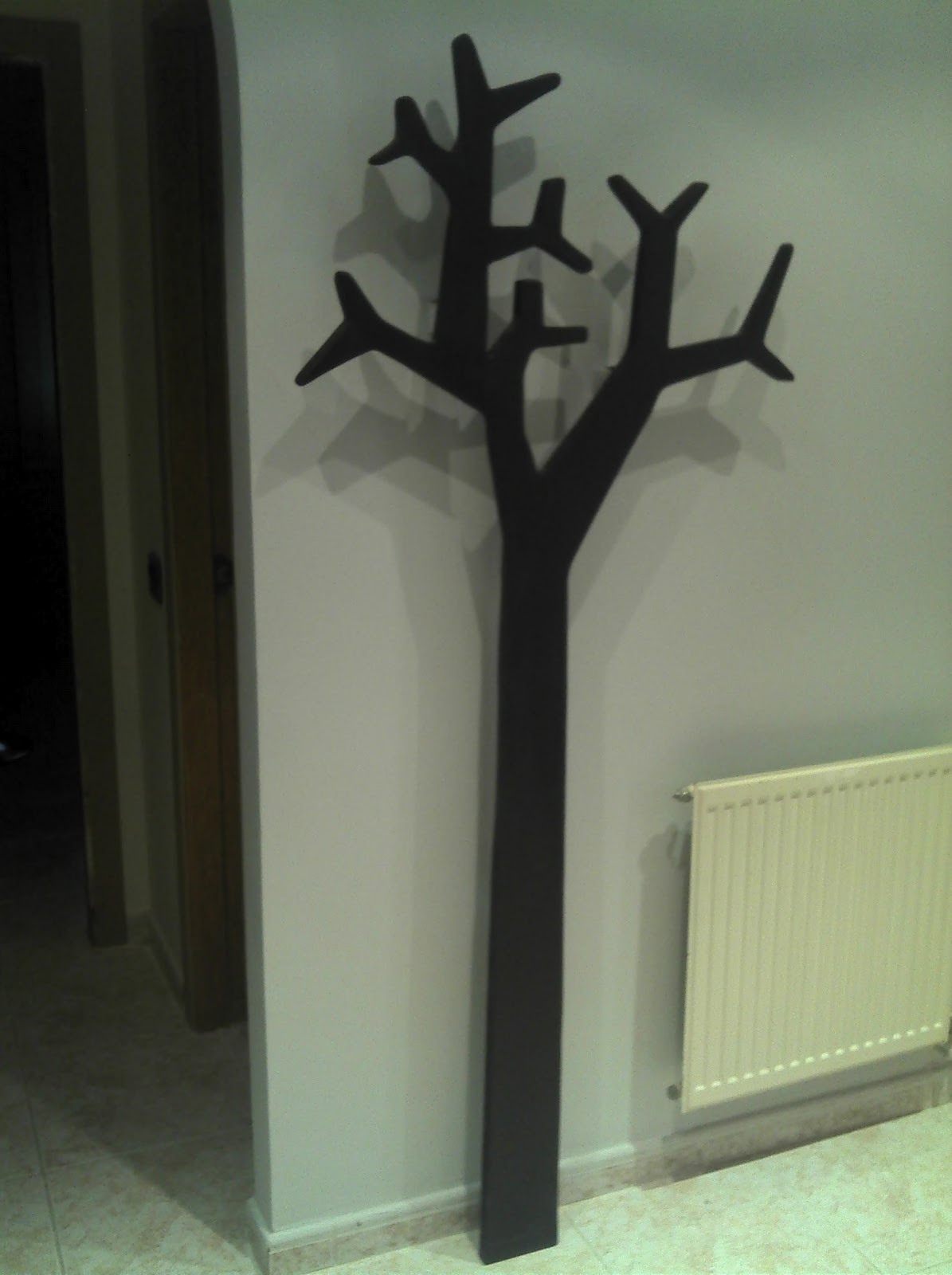 Qué Transparentemente pintar Trones y árbol perchero Swedese en el recibidor de Jacordon : x4duros.com