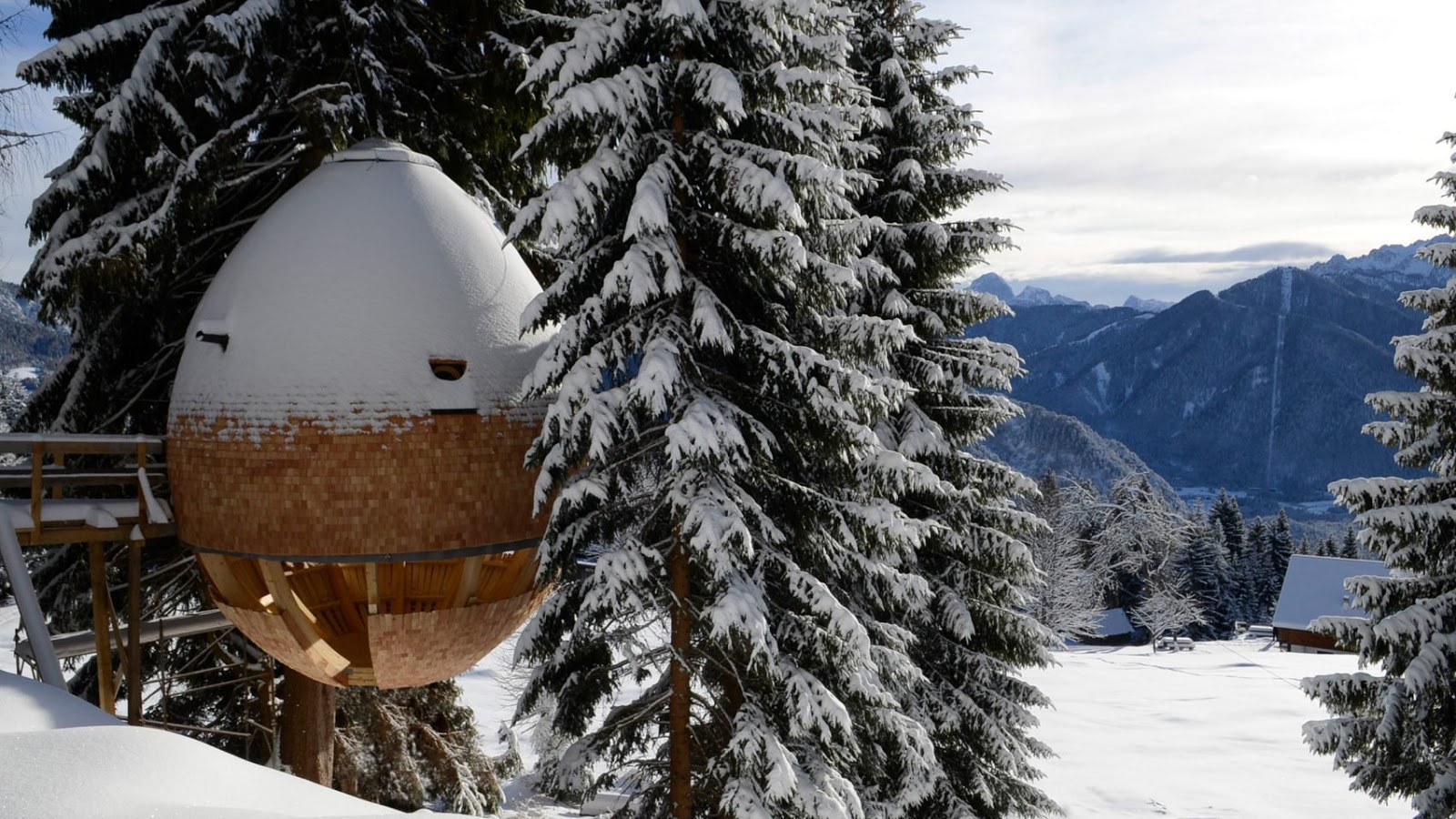 Дом-яйцо в итальянских Альпах 