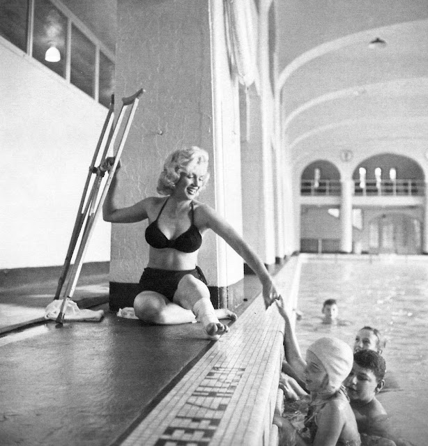 Des photographies rarement vues de Marilyn Monroe «blessée» à l'aide de béquilles au Canada à l'été 1953