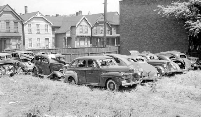 50 Vintage Photos Of Classic Car Salvage Yards And Wrecks From Between The 1940s And 1950s Vintage Everyday