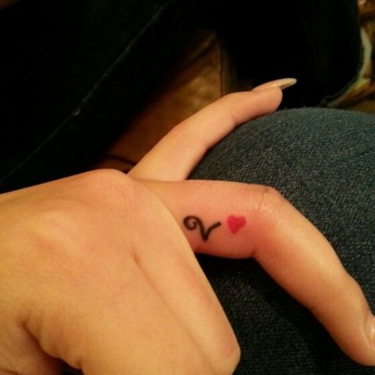 tatuagens femininas de coração para os dedos tatuagens femininas de coração para os dedos