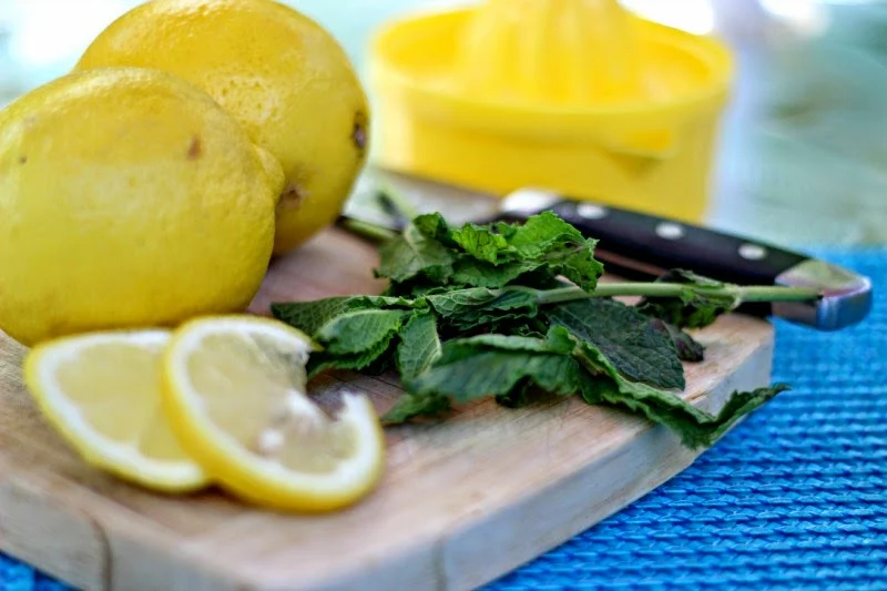 Sparkling Mint Lemonade: Refreshing and not too sweet!  #drinks #lemonade