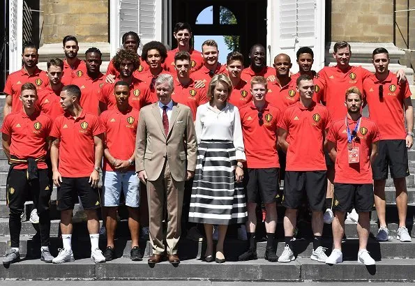 Princess Eléonore attended the celebration reception and congratulated the Belgium football team players. Queen Mathilde wore Natan skirt