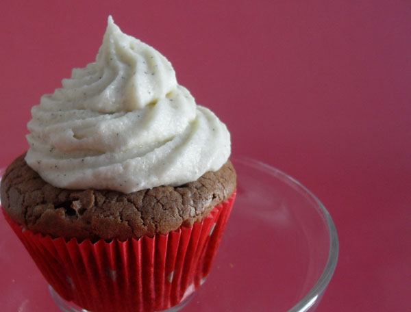 rehlein backt: Schoko-Cupcakes mit Vanille-Schmand-Frosting