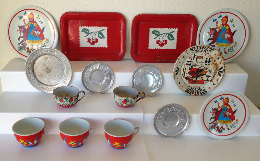 The Copycat Collector: COLLECTION #103: Vintage Tin Toy Dishes