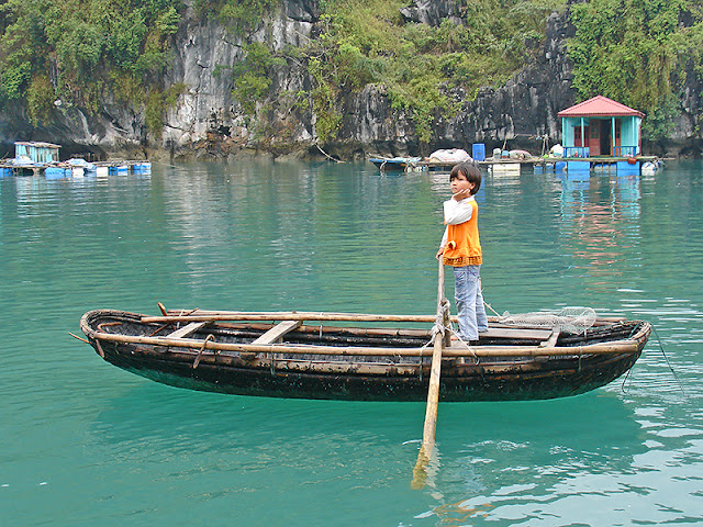 Petit garçon dans un village flottant de la baie d'Along, Vietnam