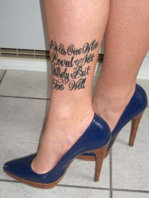 chica con tatuaje en el tobillo, vemos un elegante tatuaje en tobillo de mujer