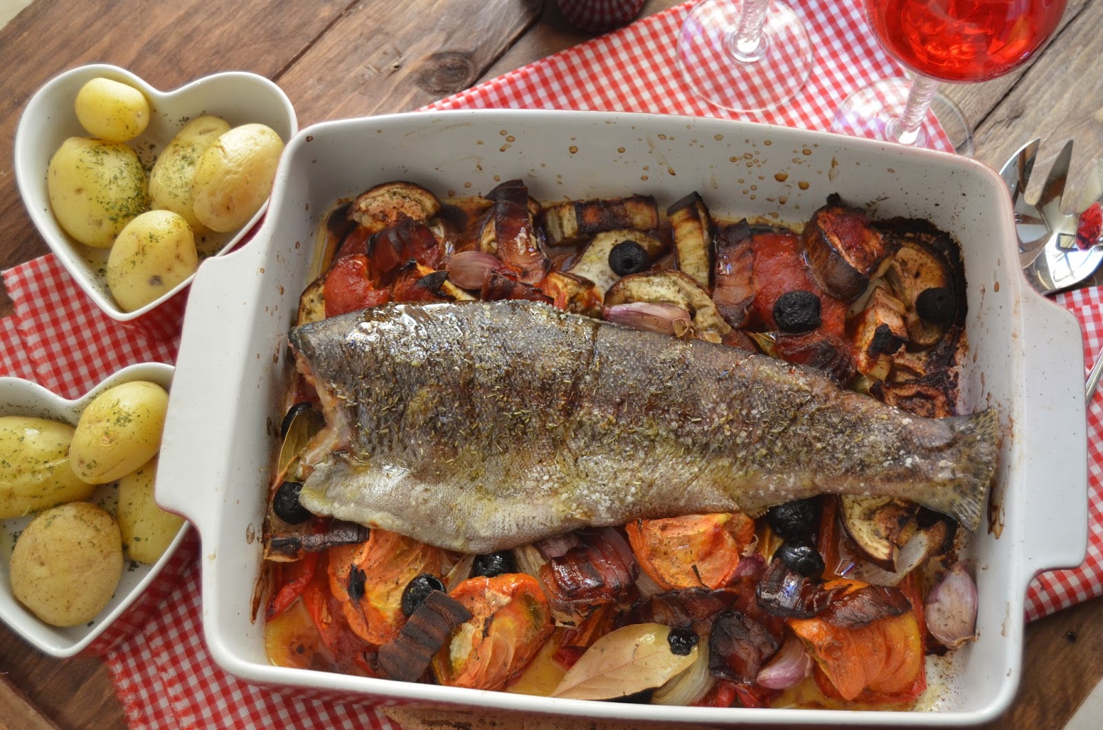 trucha con patatas y verduras al horno