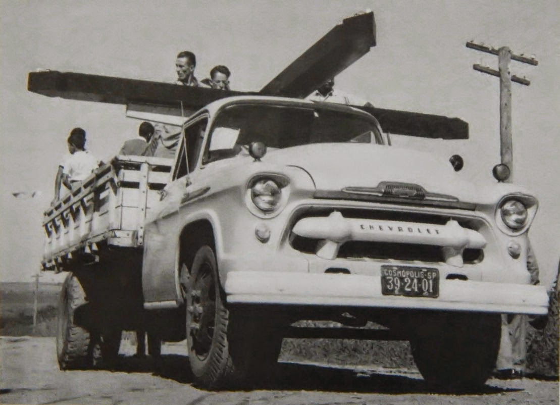 Este caminhão, que transportou um cruzeiro para o alto do Morro Castanho em 1957, pertencia ao Lourenço Trevenzolli.