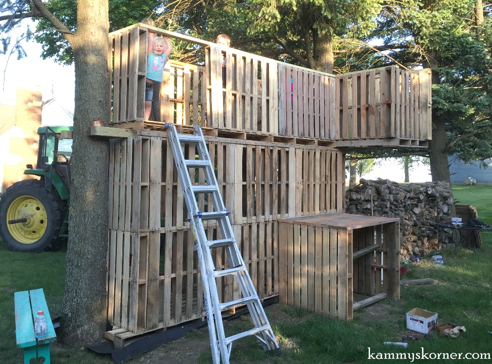 Kammy's Korner Pallet Treehouse {Creative But Blogless Friends}