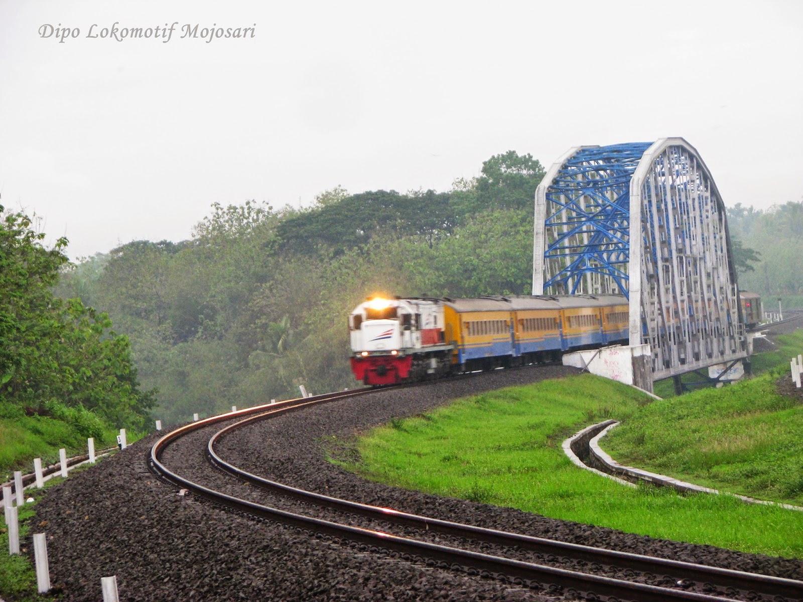 Kereta Api Indonesia: Rangkaian KA Gaya Baru Malam Selatan Melintas di ...
