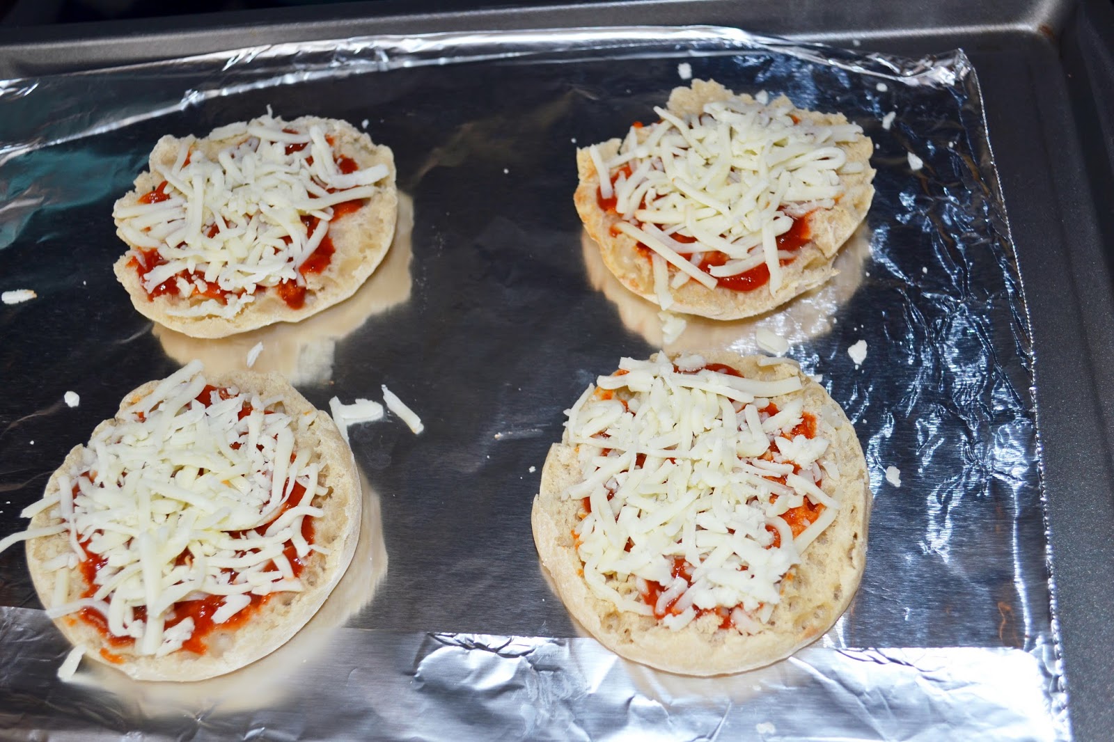 Happily A Housewife {Recipe} English Muffin Pizza