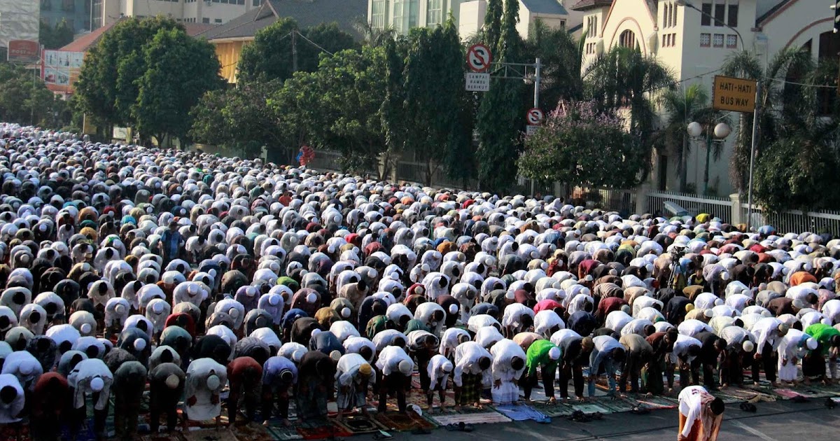 Sholat Hari Raya di Lapangan