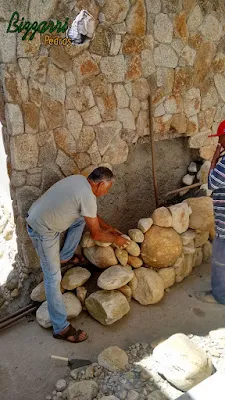 Bizzarri na parte da manhã no dia 12 de setembro de 2016, ajudando na construção de uma cascata de pedra com lago para carpas, com pedras do rio na sala de estar com o jardim de inverno com a parede de pedra. Residência em  condomínio em Atibaia-SP.