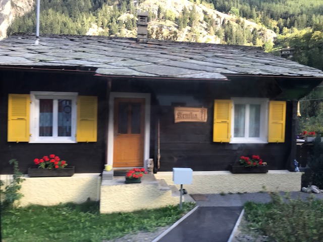 スイスの石の屋根の家