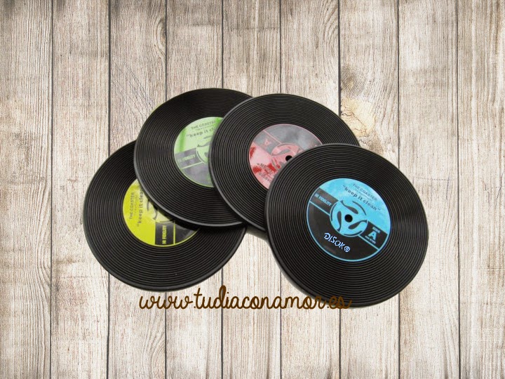 Detalle original y divertido de Primera Comunión Set de dos posavasos retro pop tipo discos de vinilo, un recuerdo divertido, original y práctico unisex