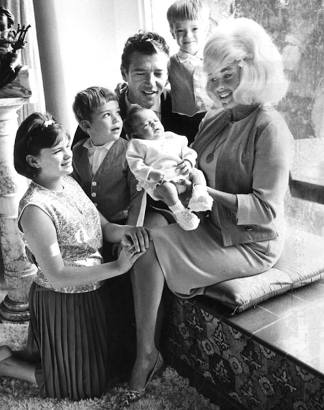 Lovely Photos Show Everyday Life of Jayne Mansfield with 