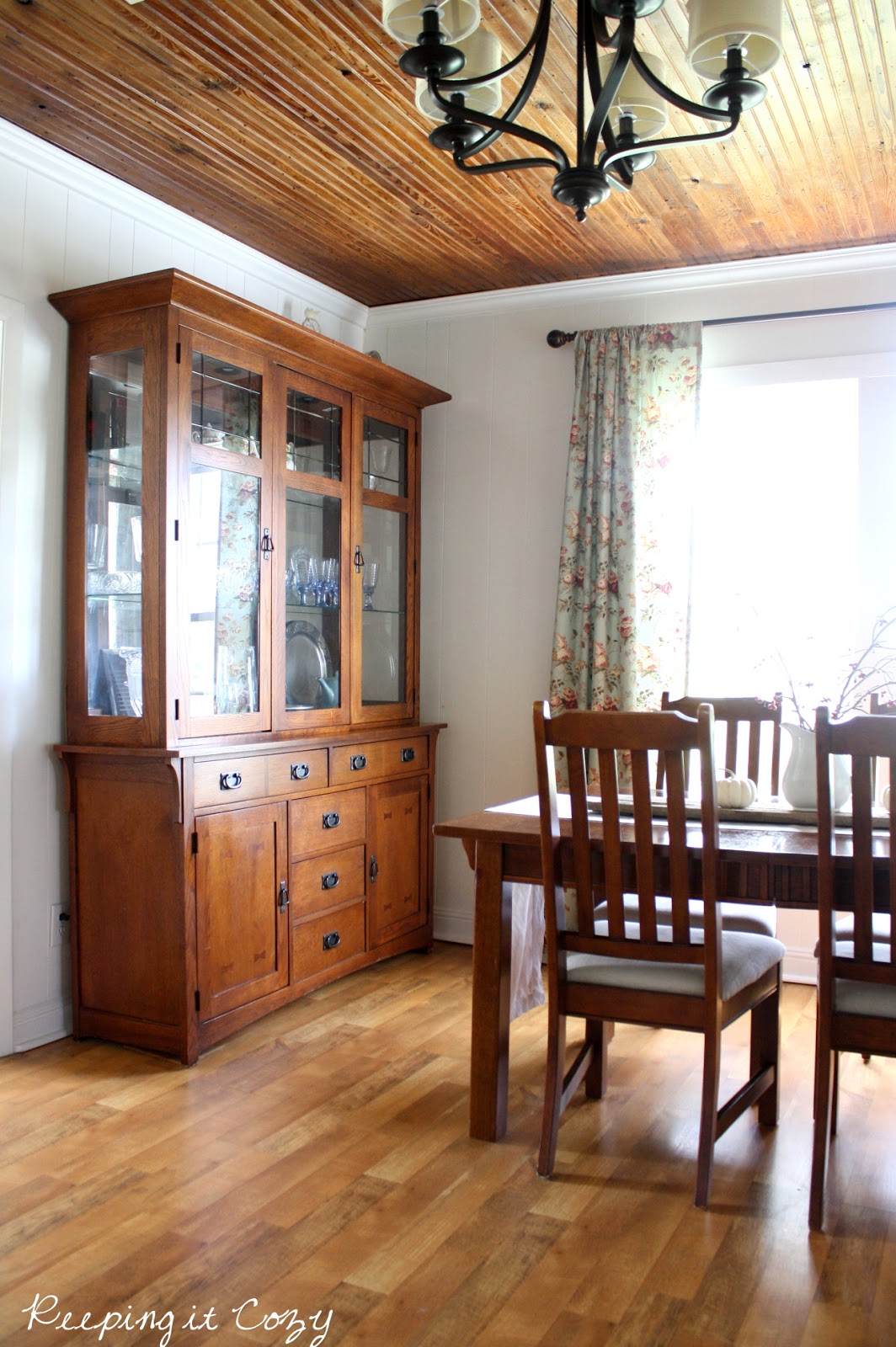 Keeping It Cozy: A Fall Visit in the Dining Room