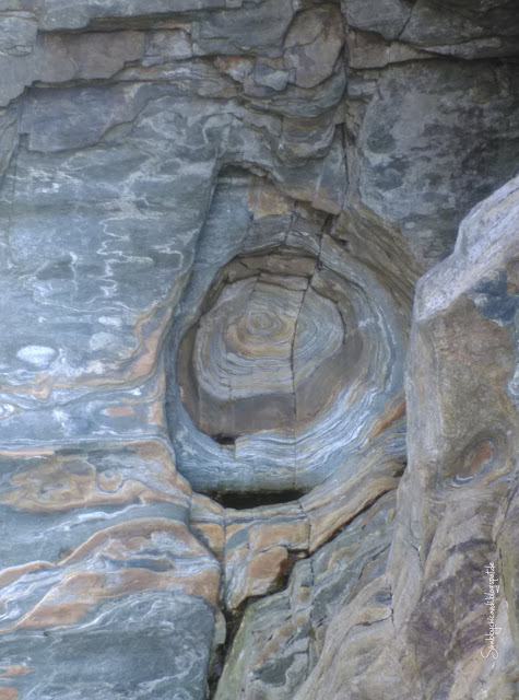 Auswaschungen im Gestein vom Verzascatal