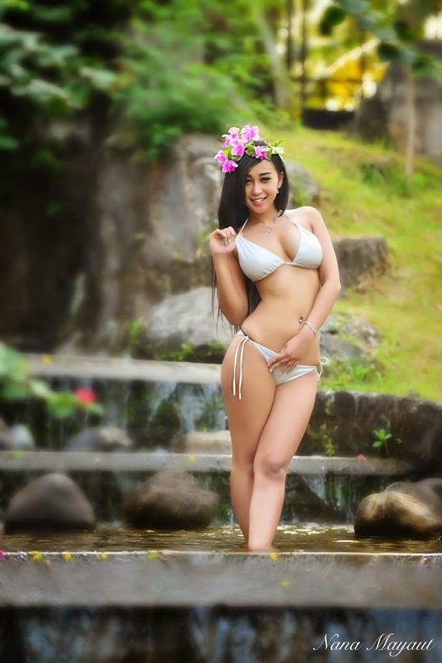 Foto Seksi Cewek Montok Dengan Balutan Bikini Putih 