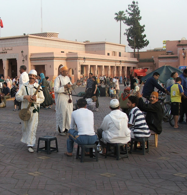 musicisti di gimbri in piazza Djamaa el-Fna