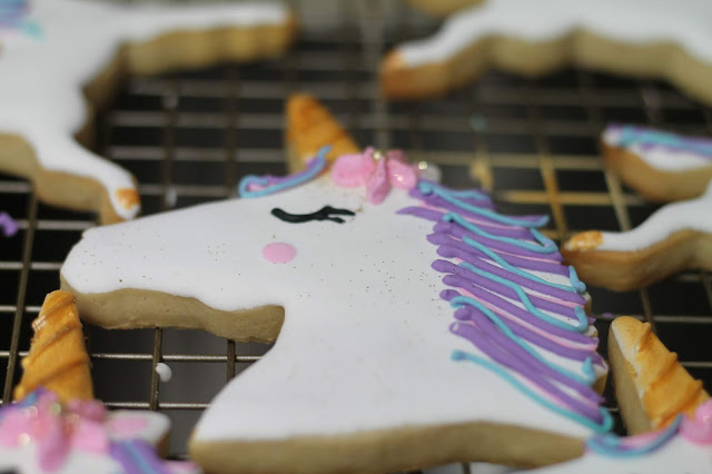 unicorn party decor ,Ideas to make unicorn theme cookies,unicorcakes,Unicorn cookies,unicorn birthday parties ideas,unicorinvitations,paperlesspost,unicorn cards,the cookie couture channel,birthday,
