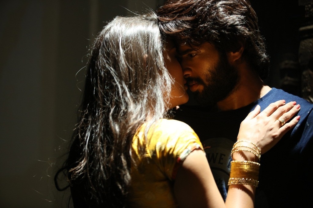 Dwaraka: Vijay Deverakonda & Pooja Jhaveri - Kiss 4