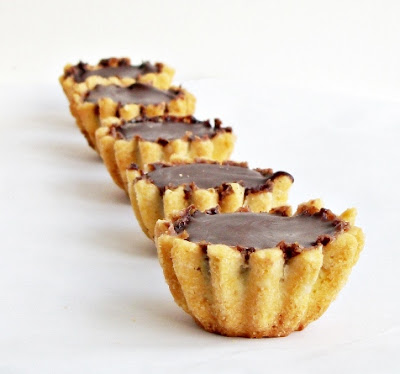 Mini-tarte cu banane si ciocolata