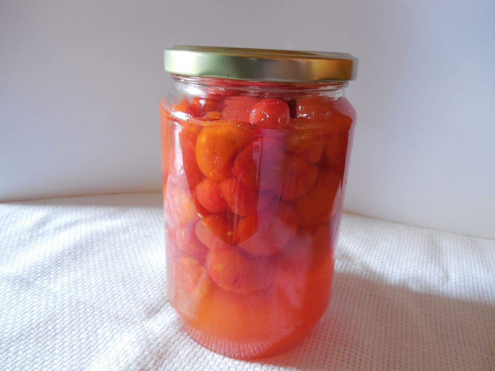 Rosii cherry decojite  in saramura