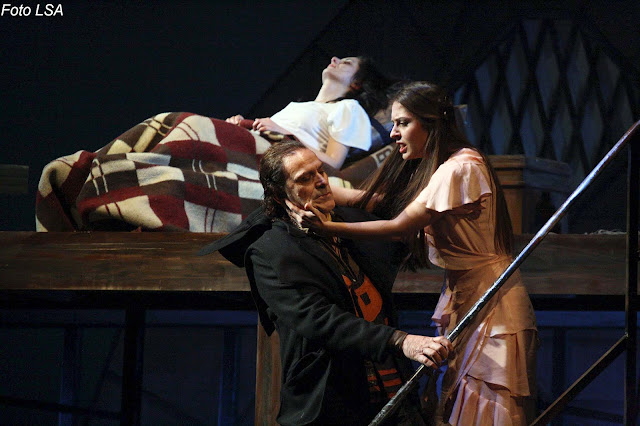 Aktoret Timo Flloko dhe Elia Zaharia, duke interpretuar ne dramen "Shtrigat e Salemit" e Arthur Miller, me regji te Spiro Dunit, ne Teatrin Kombetar.