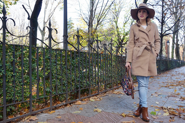 abrigo-camel-coat-hat-sombrero-boots-look-blogger-trends-gallery