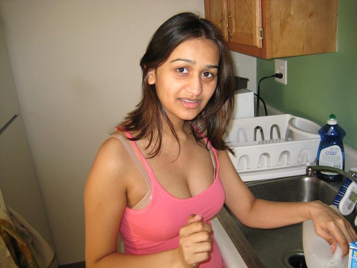 Wallpapers Sexy Pakistani Aunty Watch Tv And Show Her