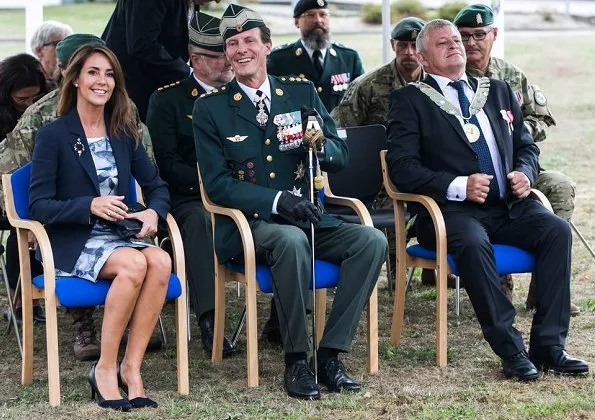 Prince Joachim and Princess Marie visited Hærens Sergent School in Varde. Prince Nikolai in the Royal Danish Army. Hugo Boss dress