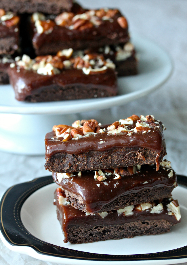 These salted chocolate caramel bars consist of a delicious deep chocolate shortbread cookie base, topped with a salted chocolate caramel, and then sprinkled with toasted pecans. These salted chocolate caramel bars consist of a delicious deep chocolate shortbread cookie base, topped with a salted chocolate caramel, and then sprinkled with toasted pecans.