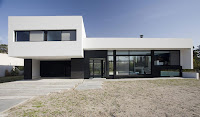 foto fachada de casa moderna blanca grande alargada de dos plantas