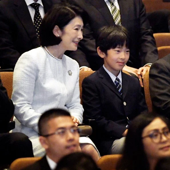 Prince and Princess Akishino and their children Princess Kako, Princess Mako and Prince Hisahito