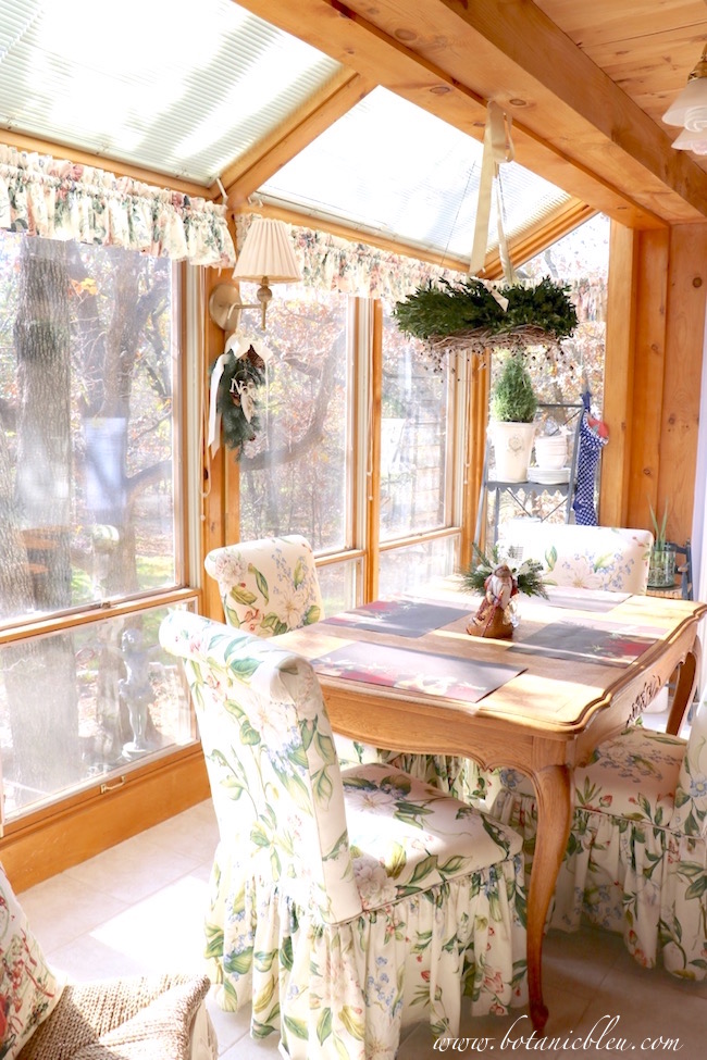 breakfast-sunspace-christmas-hanging-horizontal-wreath